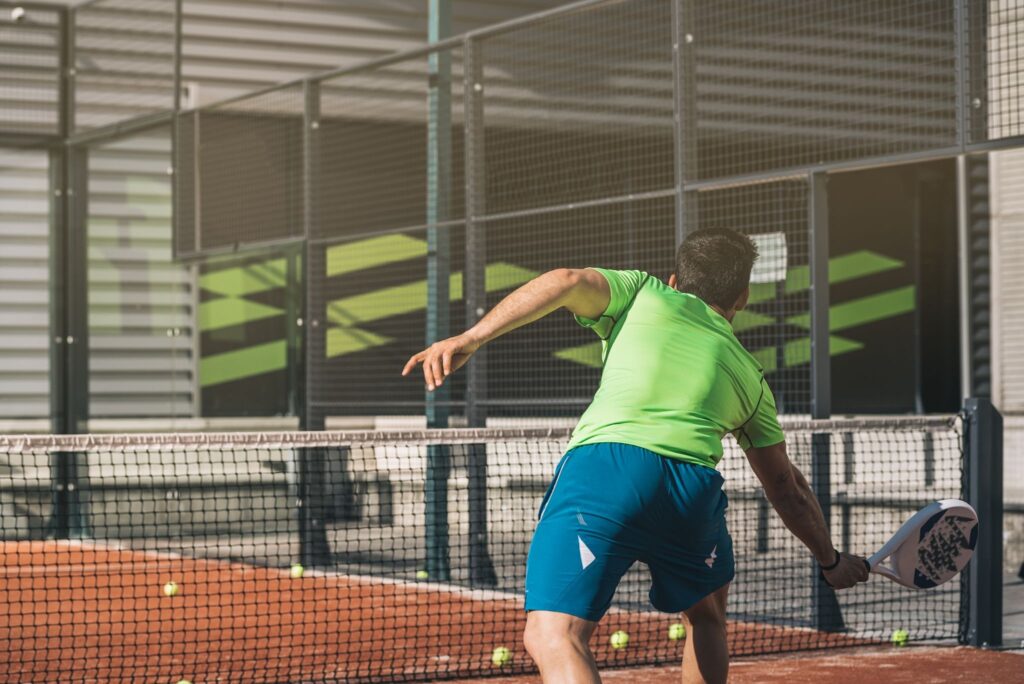 Vacances padel : des séjours sportifs où le jeu structure vos vacances, vos voyages et votre temps partagé