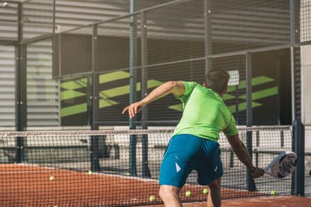 Vacances padel : des séjours sportifs où le jeu structure vos vacances, vos voyages et votre temps partagé