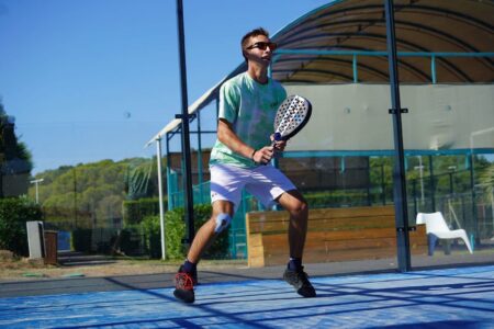 Participer à un stage de padel : comprendre les formats, choisir le bon niveau et vivre une vraie expérience sportive